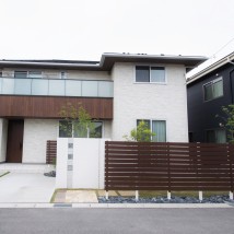 目隠しフェンスでカーテンオープン、芝生の庭 新潟市A様邸 目隠しフェンスでカーテンオープン、芝生の庭 新潟市A様邸