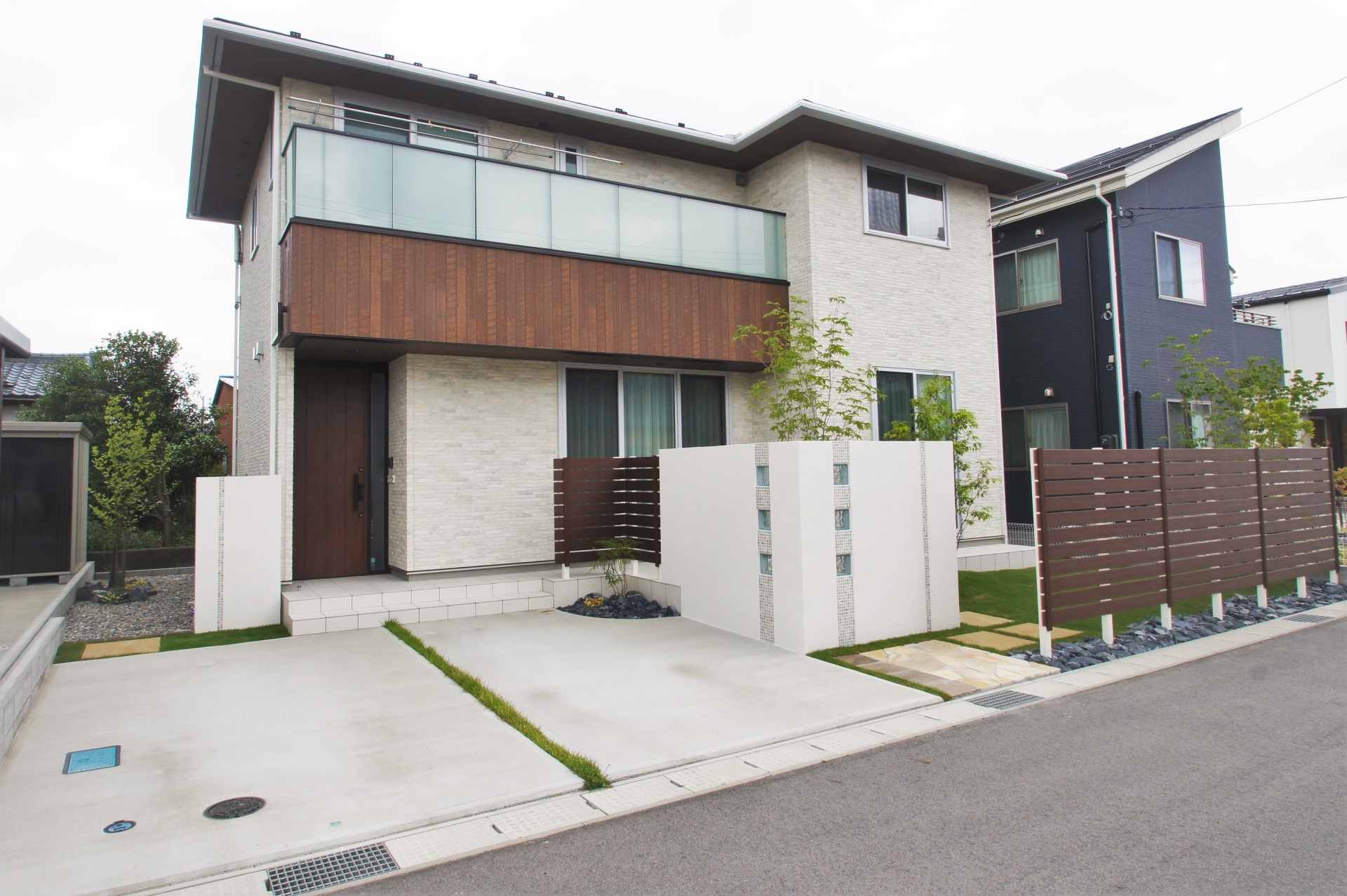 目隠しフェンスでカーテンオープン 芝生の庭 新潟市a様邸 新潟市 外構 エクステリア 庭 ラーバンテック