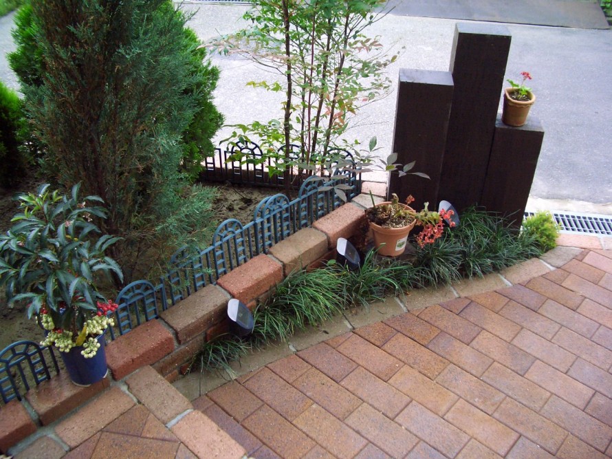 枕木や植栽を生かした玄関前スペース　新潟市Ｎ様邸