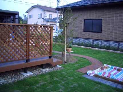 水はけを考慮した広々芝生に憧れのデッキでのくつろぎを　新発田市 Ｈ様邸