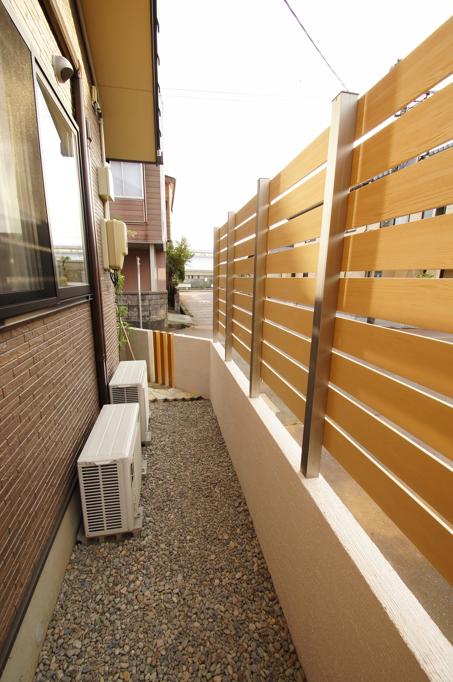 目隠し リアルな木目調の樹脂フェンス 新潟市 外構 エクステリア 庭 ラーバンテック