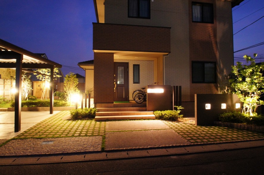 ご家族で芝生に囲まれた空間で過ごす　新潟市　Ｗ様邸