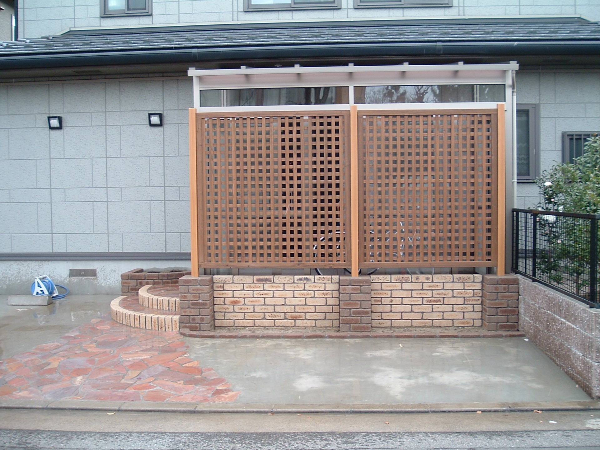 玄関前を格子フェンスで目隠し 新潟市 外構 エクステリア 庭 ラーバンテック