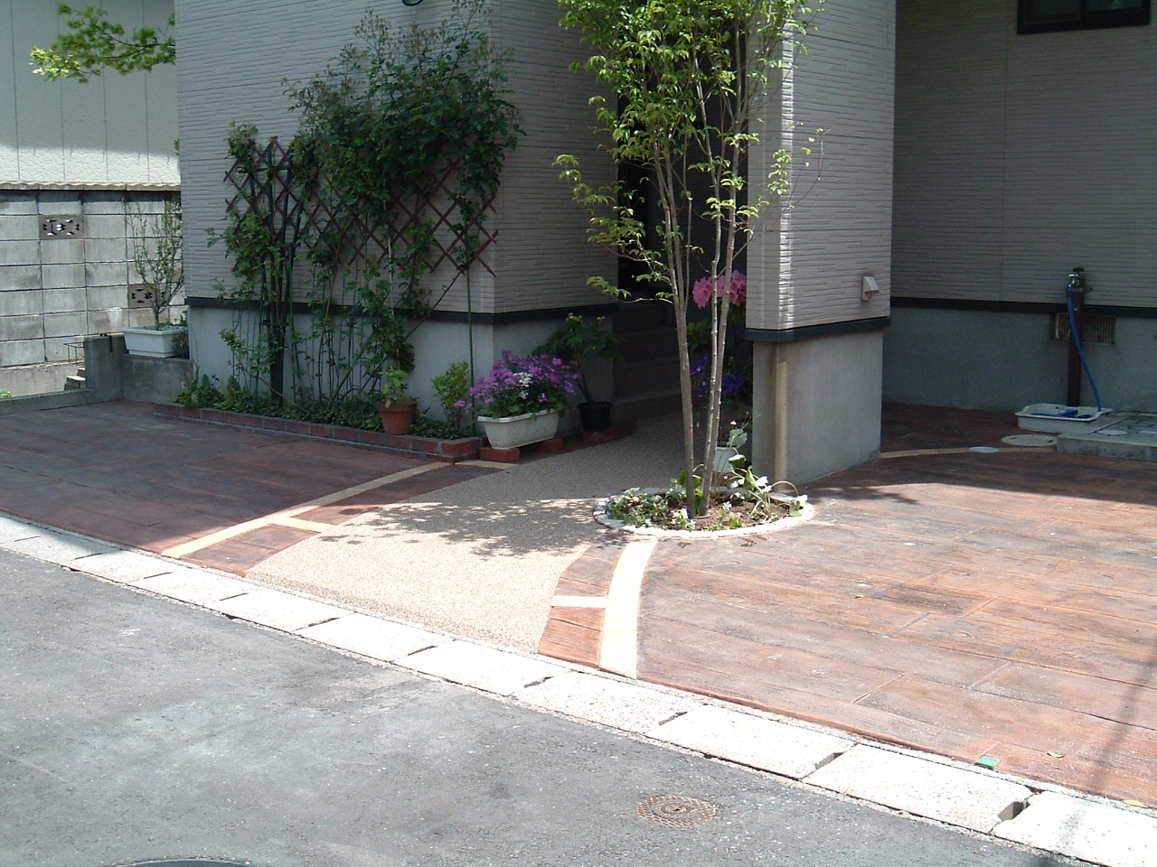 カースペースを当社独自のラーバンフロア木目 枕木風で 新潟市 S様邸 新潟市 外構 エクステリア 庭 ラーバンテック カースペースを当社独自のラーバンフロア木目 枕木風で 新潟市 S様邸 新潟市 外構 エクステリア 庭 ラーバンテック