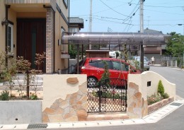 明るく、高級感のある天然石を使った玄関まわり　新潟市Ｈ様邸