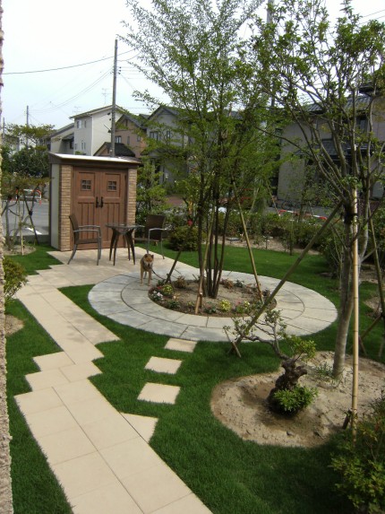 新潟、お庭・拝見　ディーズシェッド（物置）・カンナの前でティータイムを　　ガーデンリフォーム　新潟市Ｎ様邸