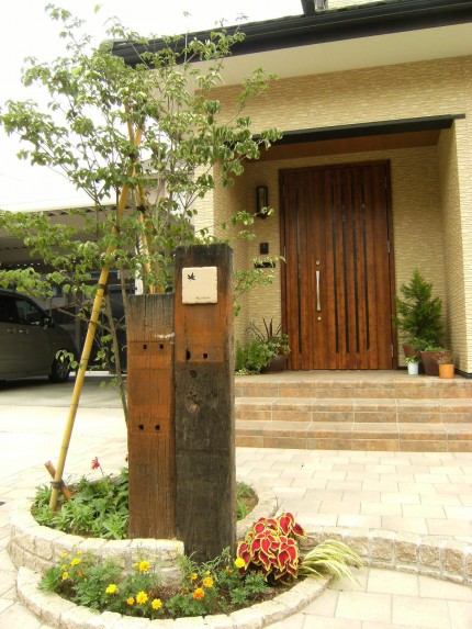 メンテナンスを減らし、玄関前を枕木門柱でポイントに　新潟市Ｋ様邸