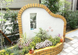 花壇とジュノングラスを使ったオブジェのあるお洒落な庭で　　新潟市Ｋ様邸