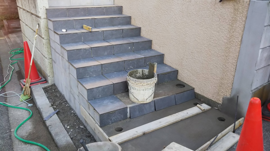 新潟の小さな外構店が本気で目指す日本一の仕事への道のり 第165庭 大階段タイル 仕上げ編 新潟市 外構 エクステリア 庭 ラーバンテック