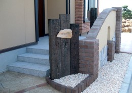 枕木門柱に天然石の表札が印象的なエクステリア　新潟市Ｕ様邸