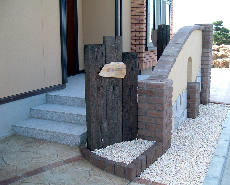 枕木門柱に天然石の表札が印象的なエクステリア　新潟市Ｕ様邸