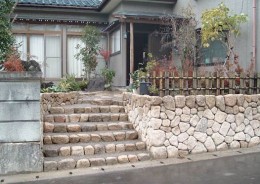 御影石の土留と当社独自の天然石樹脂舗装のアプローチがあるお庭にリフォーム　加茂市　Ｎ様邸